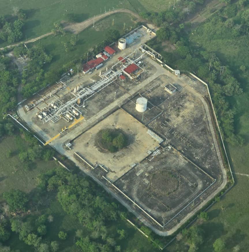 Especialista de Grupo SEN realizando análisis de riesgo en instalaciones del sector hidrocarburos. Toma aérea.