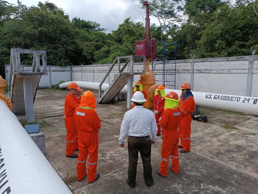 Personal recibiendo capacitación en seguridad industrial y salud ocupacional impartida por Grupo SEN.